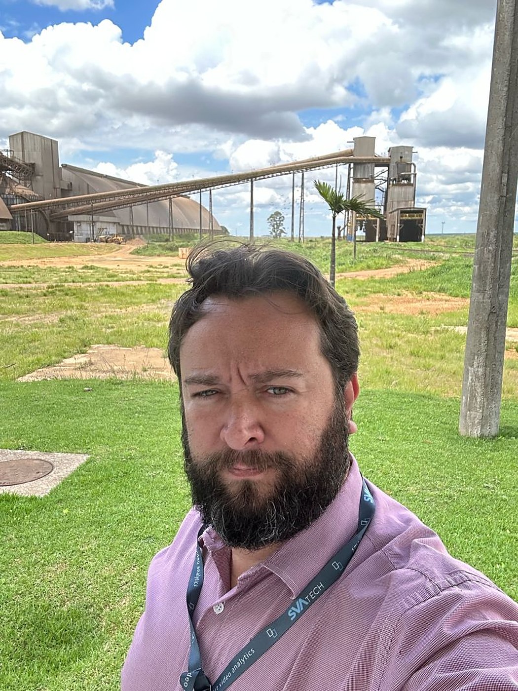 Planta industrial agroindustrial ao fundo