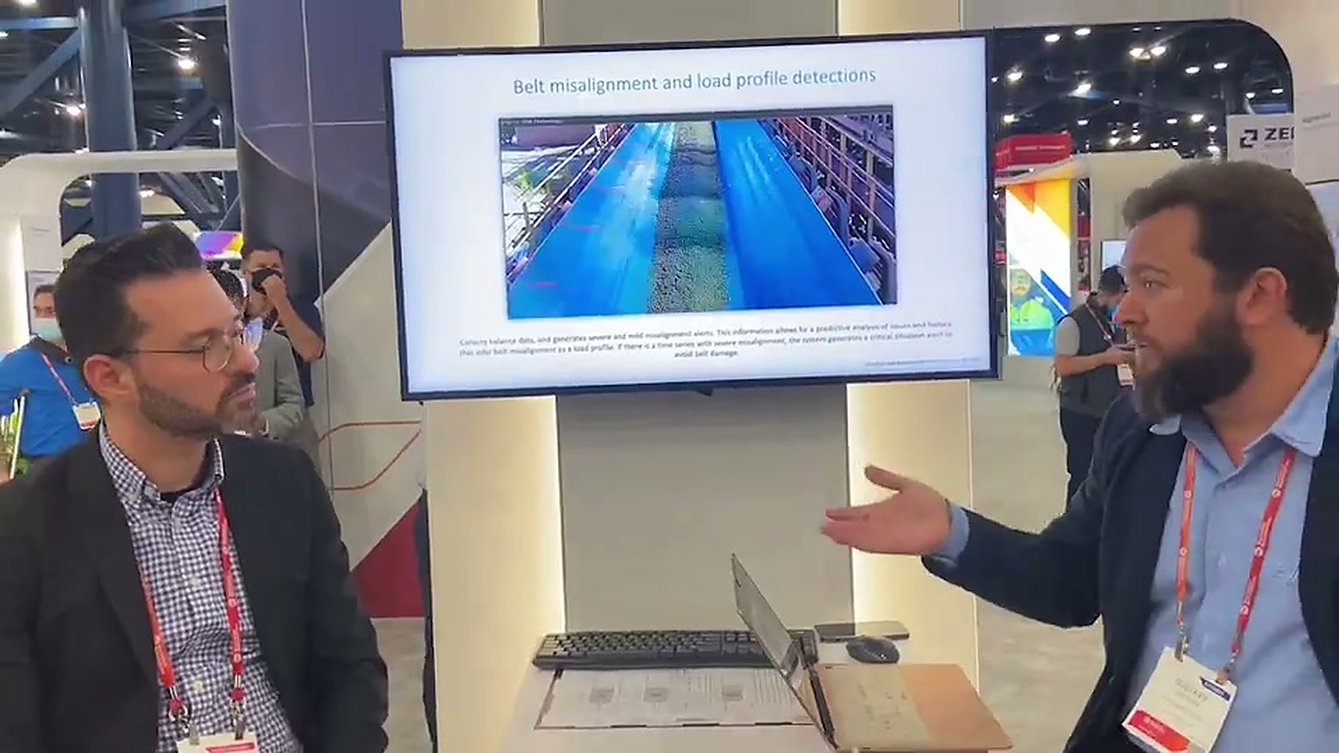 Apresentação de sistema de visão computacional em estande de feira, com a feira ao fundo