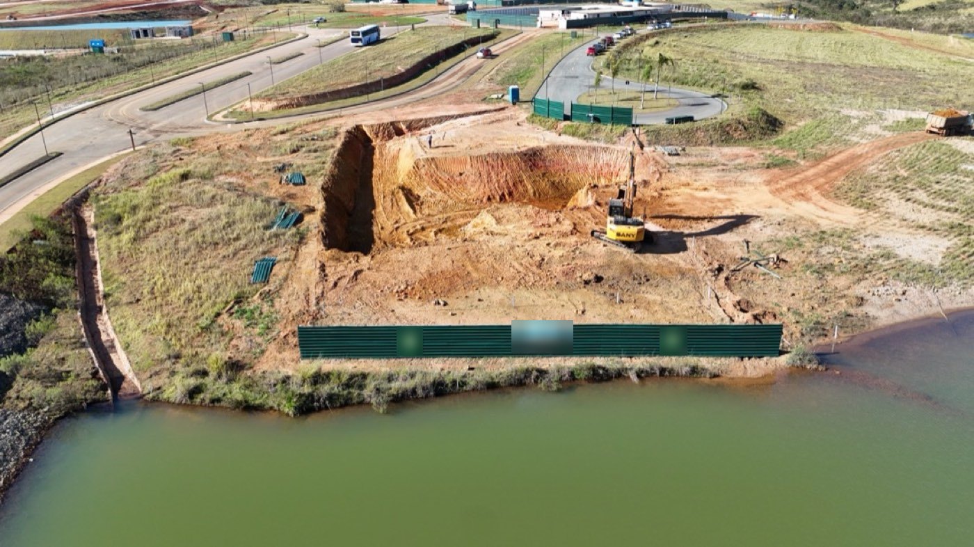 Escavação e contenção na margem do lago