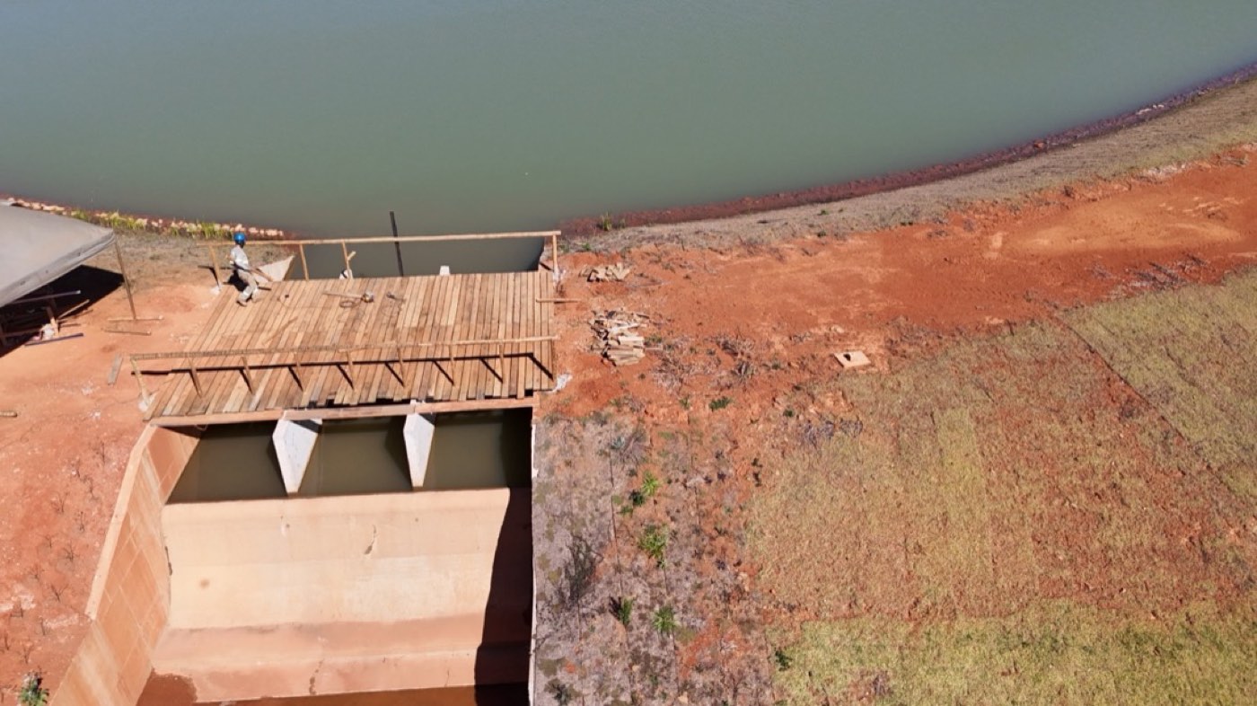Fôrma montada sobre estrutura de concreto